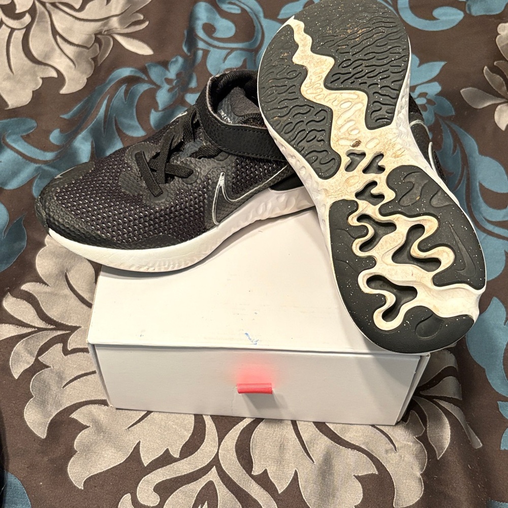 Nike Kids Black and White Lightweight Velcro Sneakers(Nike Renew)